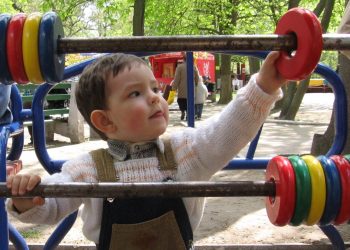 Чому важливо розвивати дрібну моторику рук у дітей і як правильно це робити