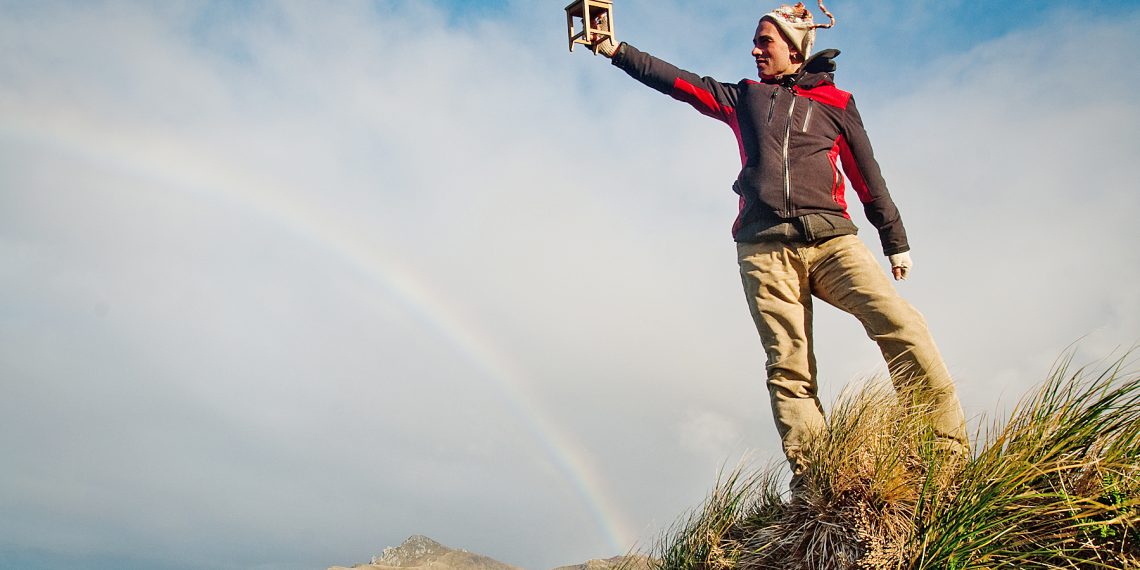 Людина з табуретом