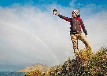 Людина з табуретом