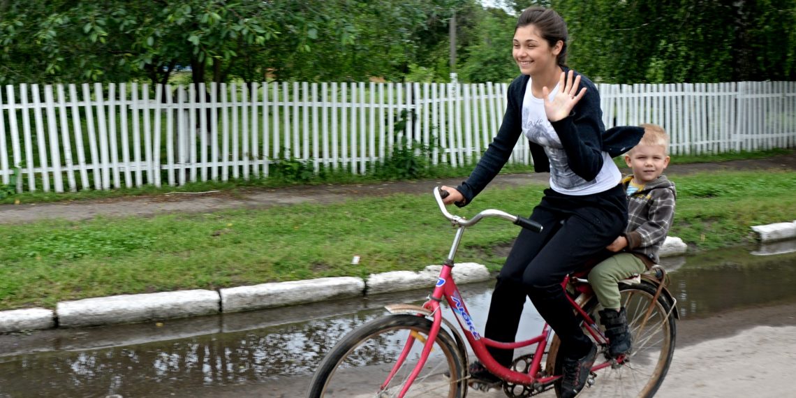 Їду я у темряві дорогою сільською…