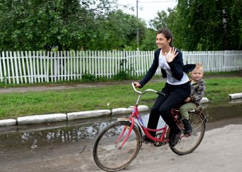 Їду я у темряві дорогою сільською…