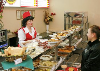 Неприємність в кав’ярні, або чи платити за розбиту тарілку?