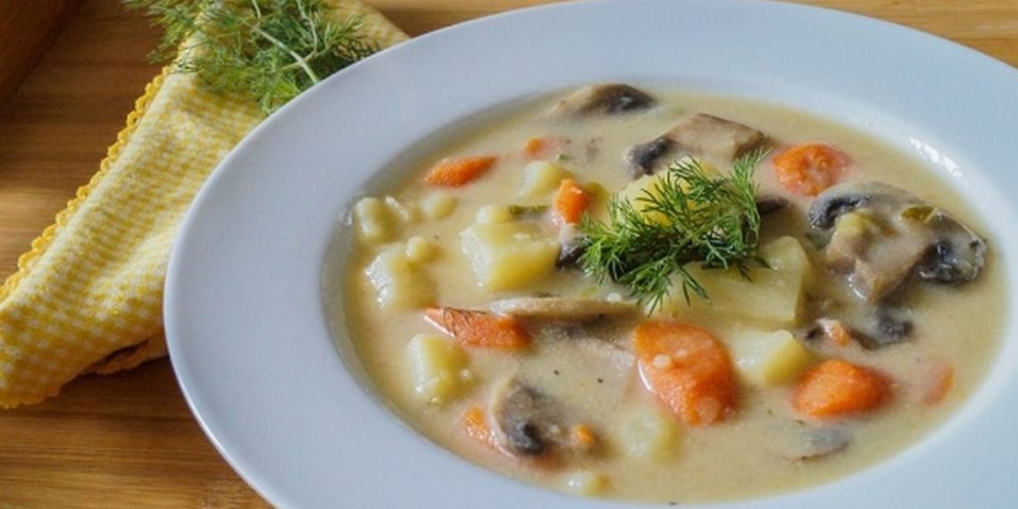 І наситить, і зігріє. Суп із грибами, курячим філе й вершками