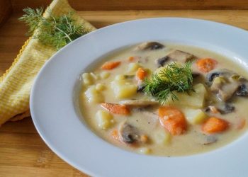 І наситить, і зігріє. Суп із грибами, курячим філе й вершками