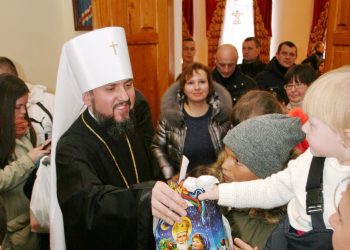 «Святий Миколай мандрує Україною»