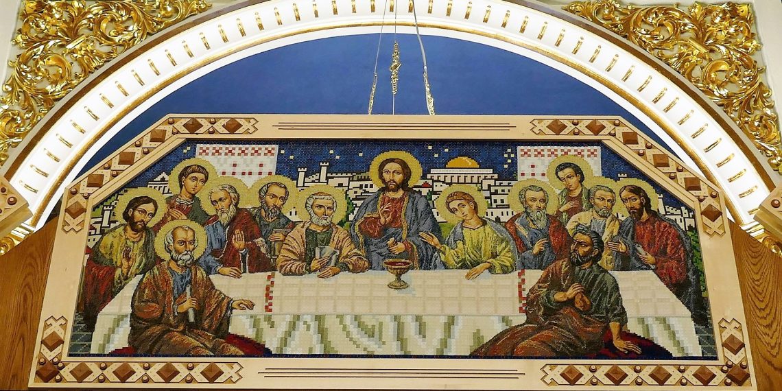 Творці унікального вишитого іконостасу отримали престижну відзнаку