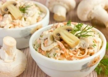 Простий і ситний салат з курячого філе та шампіньйонів