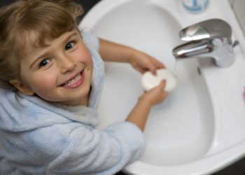 Як правильно мити руки і чому не варто захоплюватися антибактеріальним милом