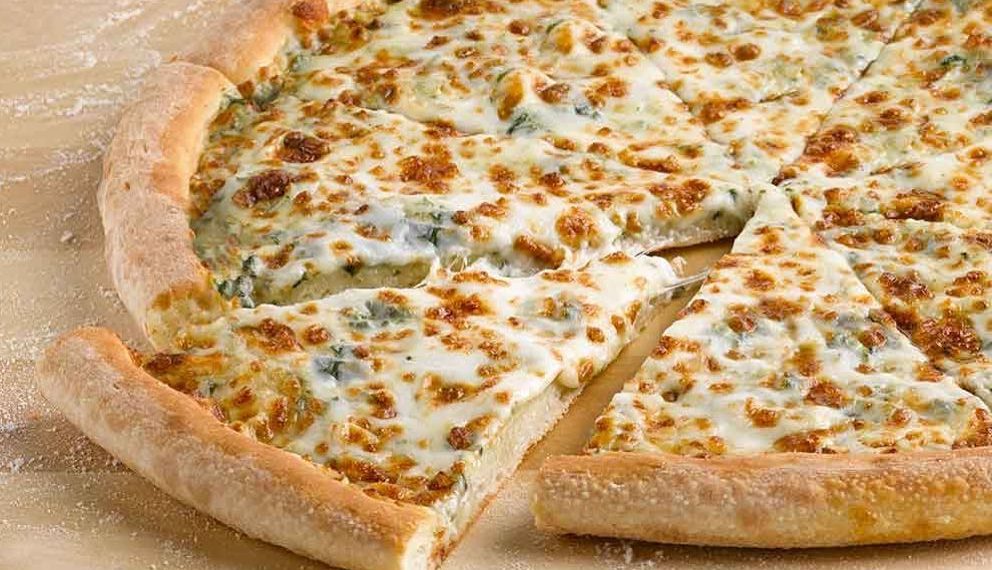 Смачна класична піца із солоними огірками