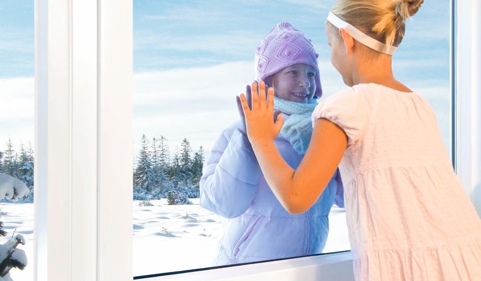 Як просто і недорого утеплити взимку вікна та вхідні двері