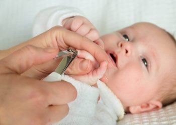 Як правильно зрізати нігті малюкам