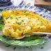 Ранкова класика. Запечений омлет з курятиною та зеленню