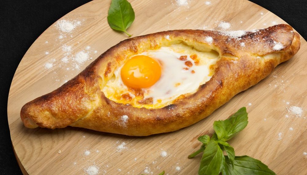 Грузинське застілля: хачапурі по-аджарськи