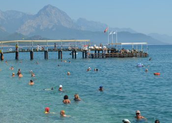 Як позбутися води у вухах, яка потрапила під час купання?