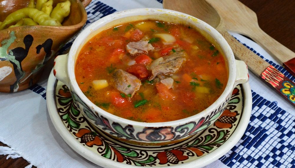 Борщ зі свіжими помідорами і болгарським перцем
