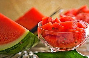 Маски для обличчя з серпневих дарів: просто і результативно