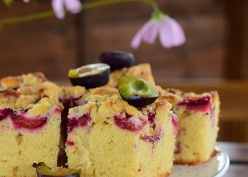 Бісквітна шарлотка зі сливами