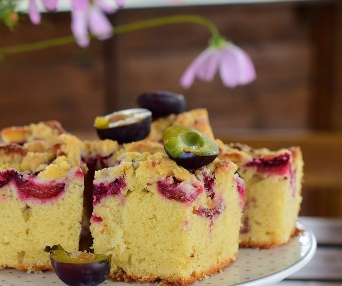 Бісквітна шарлотка зі сливами