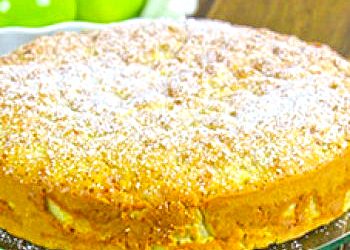 Яблука в бісквітному тісті