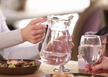 Запивання їжі шкодить здоров’ю