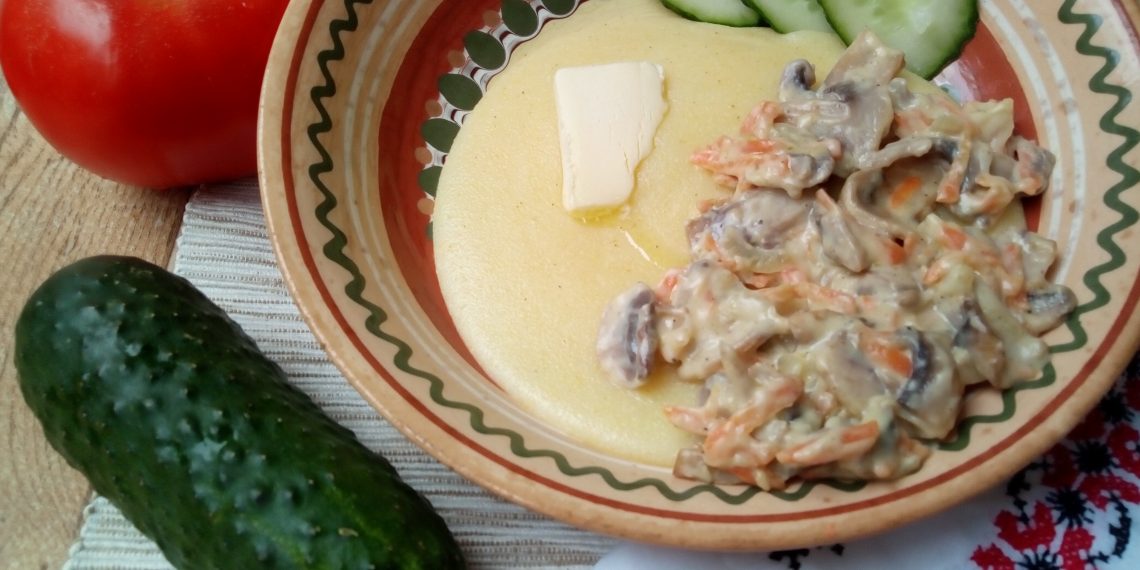 Кукурудзяна каша з грибами у сметані