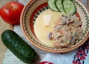 Кукурудзяна каша з грибами у сметані