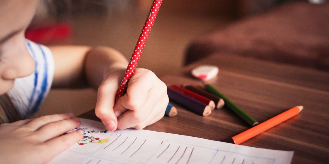 Чи варто перевчати дитину лівшу?