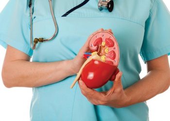 Позбутися набряклості ніг допоможе народна медицина