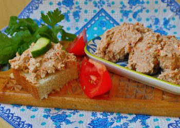 Ніжний паштет із курячого філе з горіхами