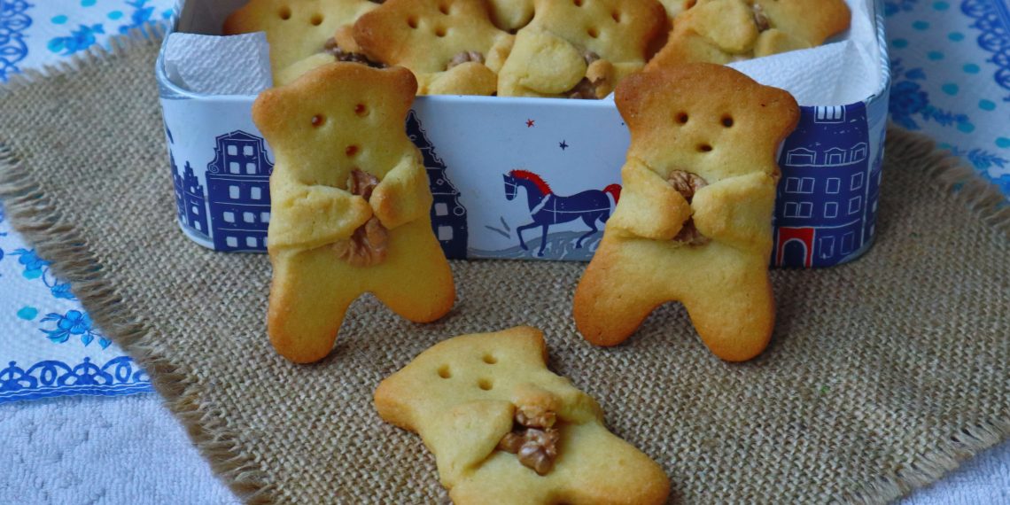 Пісочне печиво “Ведмедик обіймає горішок”