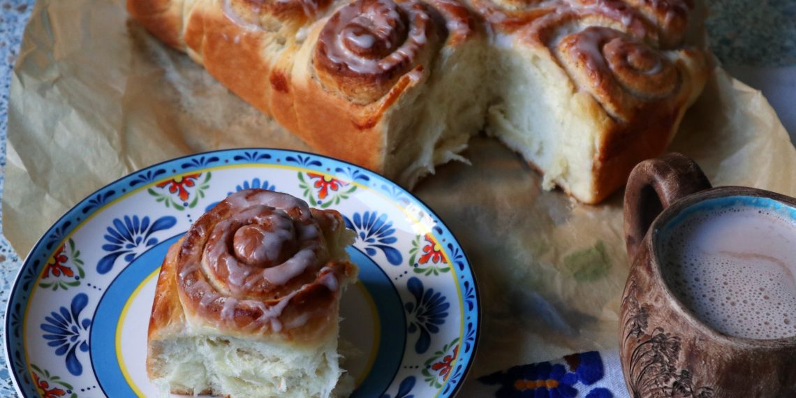 Пухкі булочки з корицею