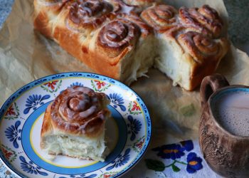 Пухкі булочки з корицею