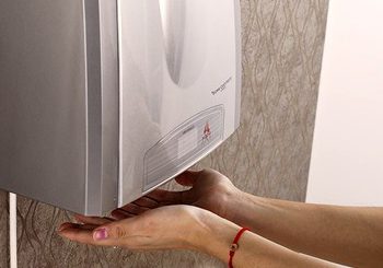 Чи шкідливі електричні прилади для сушіння рук?