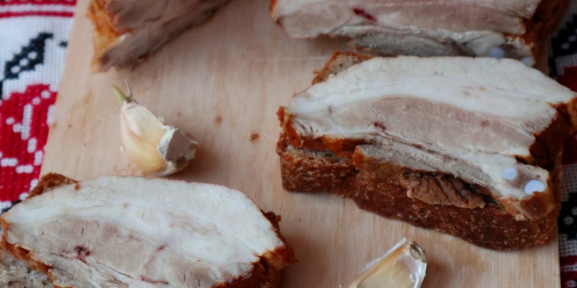 Грудинка в цибулинні