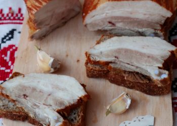 Грудинка в цибулинні