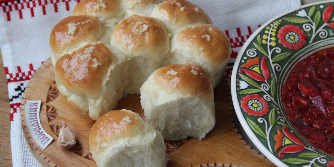 Рум’яні та пухнасті пампушки до борщу