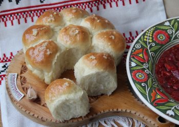 Рум’яні та пухнасті пампушки до борщу