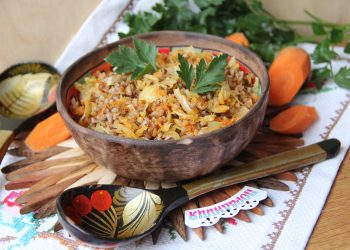 Гречана каша з тушкованою капустою