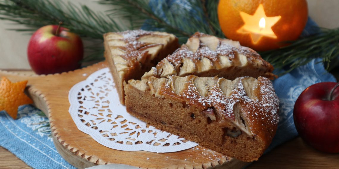 Медовий пиріг з яблуками і горіхами