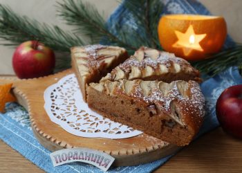 Медовий пиріг з яблуками і горіхами