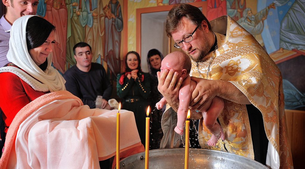 Чи правильно охрещувати дитину немовлям?