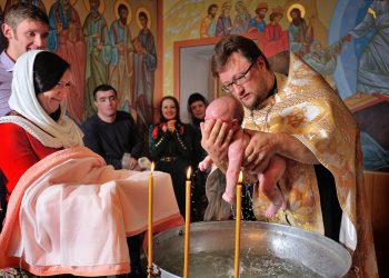 Чи правильно охрещувати дитину немовлям?