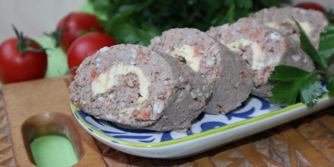 Рулет з паштету з жовтковим маслом