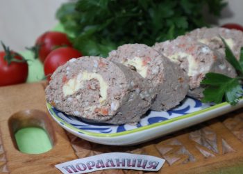 Рулет з паштету з жовтковим маслом