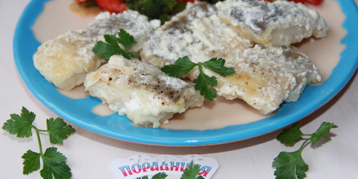 Риба на сковороді зі сметаною і часником