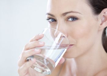 Починайте ранок, випиваючи склянку води