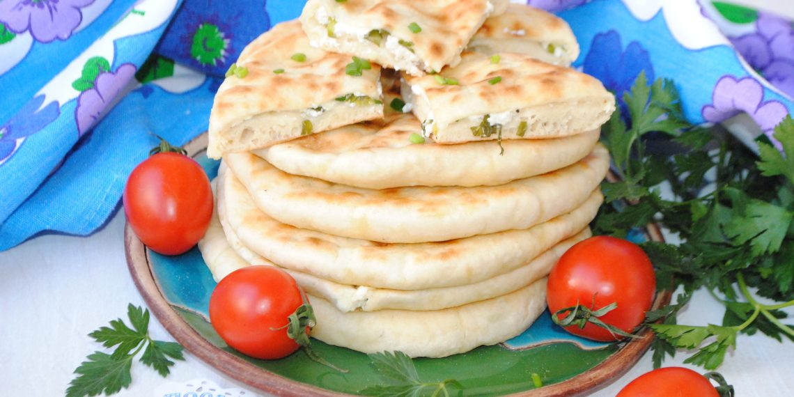 Швидкі коржики з начинкою з сиру та свіжої зелені