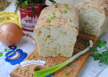 Ароматний домашній хліб зі смаженою цибулькою