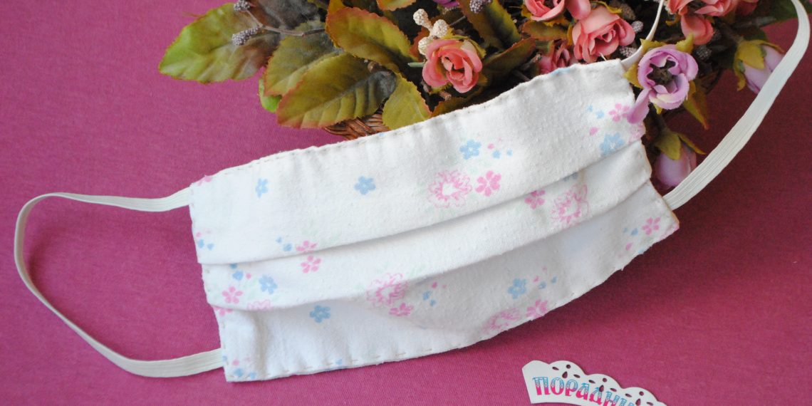 Шиємо багаторазову маску без швейної машинки