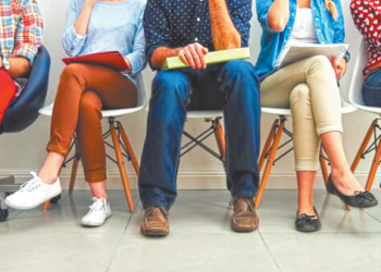 Сидимо, не закидаючи ногу на ногу